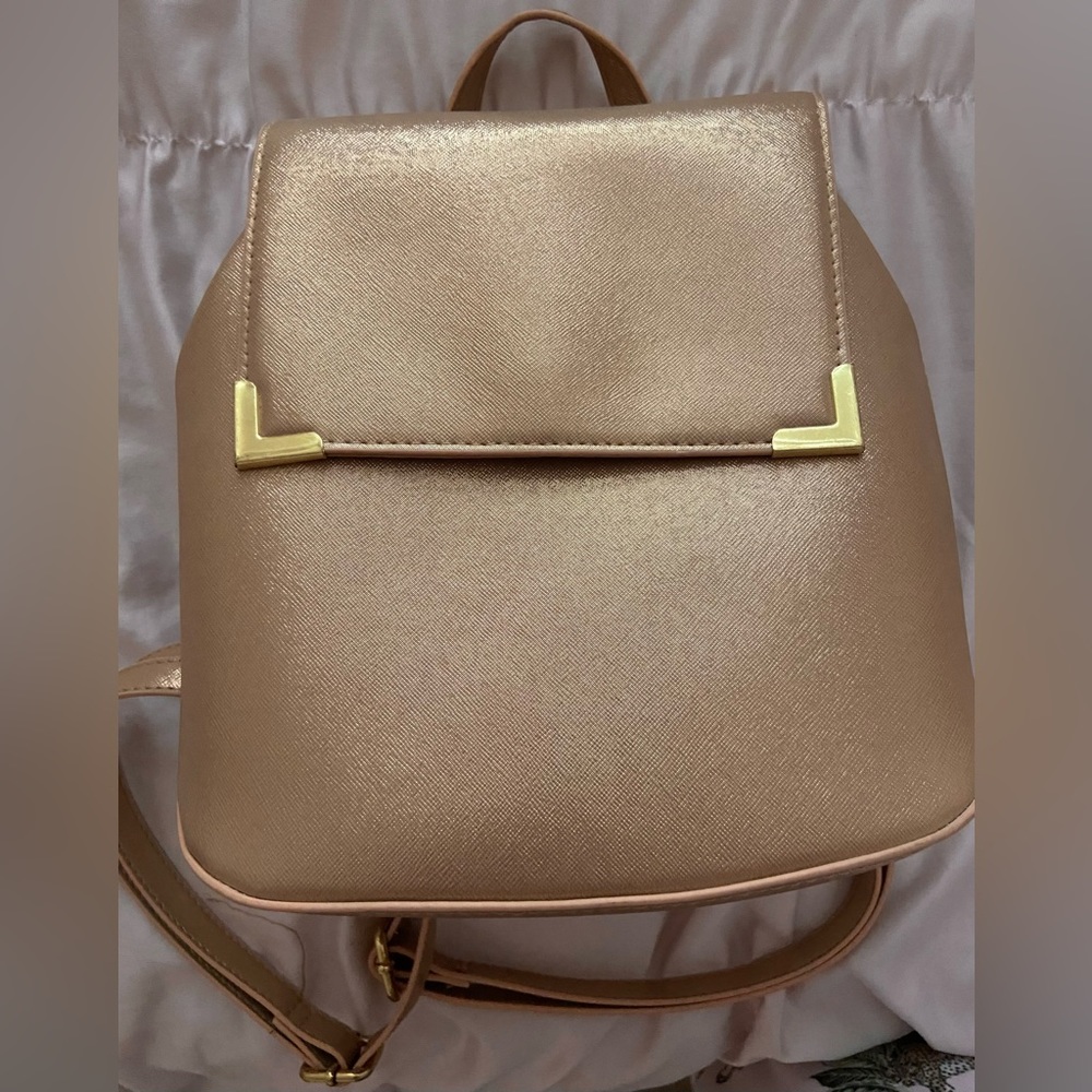 Shiny gold backpack - Picture 2 of 4